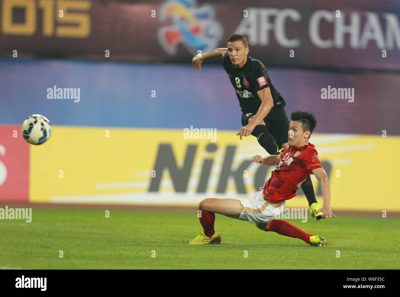 Rodrigo Jose Lima dos Santos de l'eau, Al Ahli haut, pousses contre la Chine Guangzhou Evergrande, lors de leur deuxième match de la finale des champions de l'AFC L Banque D'Images