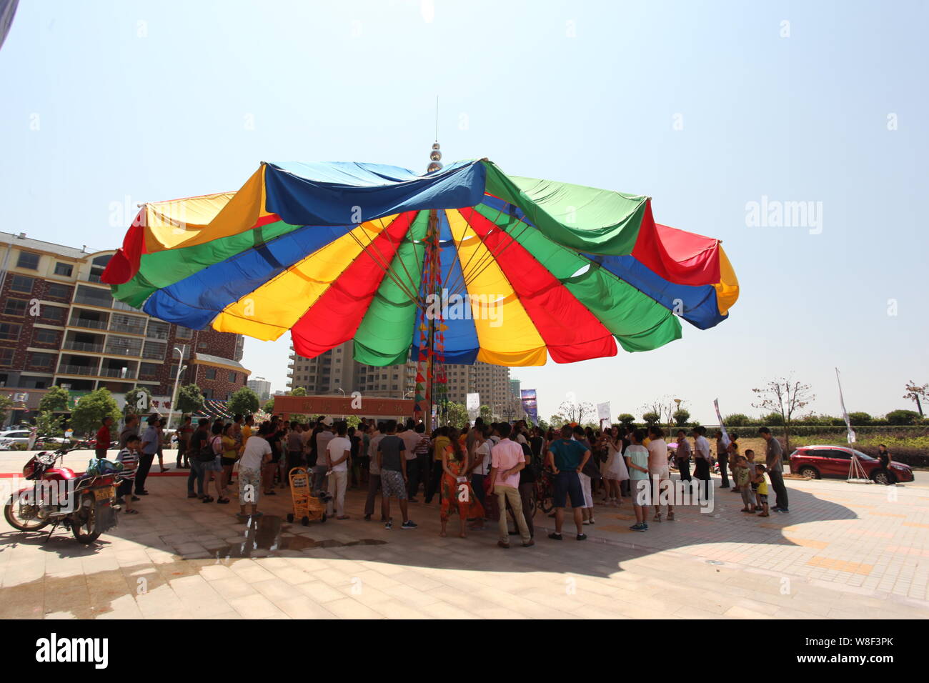 Les gens se tenir sous le parapluie le plus important au monde après qu'il a été certifié par le Guinness World Records en Xingzi, comté de Jiujiang, ville de la Chine est Jia Banque D'Images