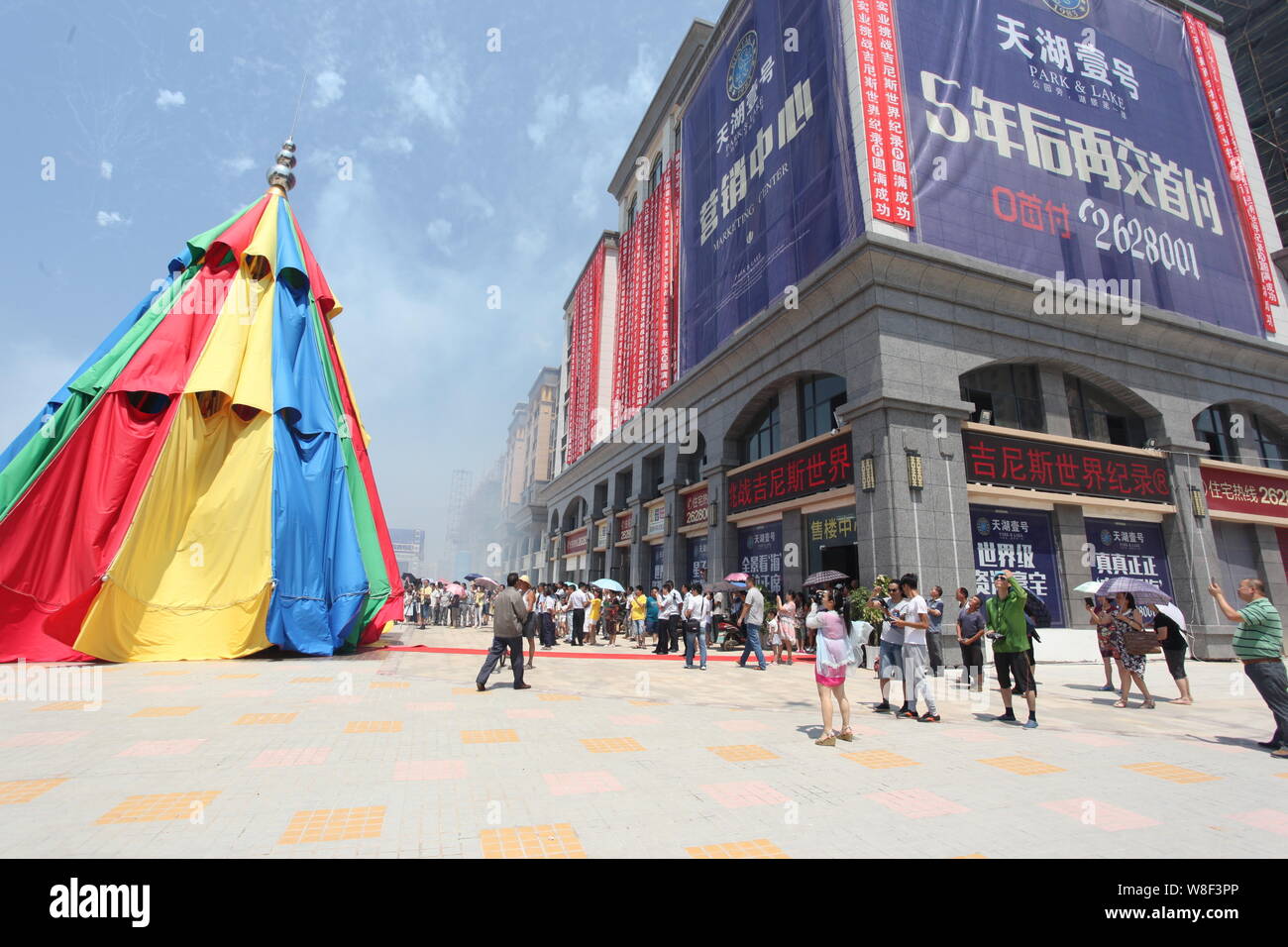 Les gens regardent le plus grand étant parapluie déplié avant qu'il soit certifié par le Livre Guinness des Records du Monde dans le comté de Xingzi, ville, à l'est Ch Banque D'Images