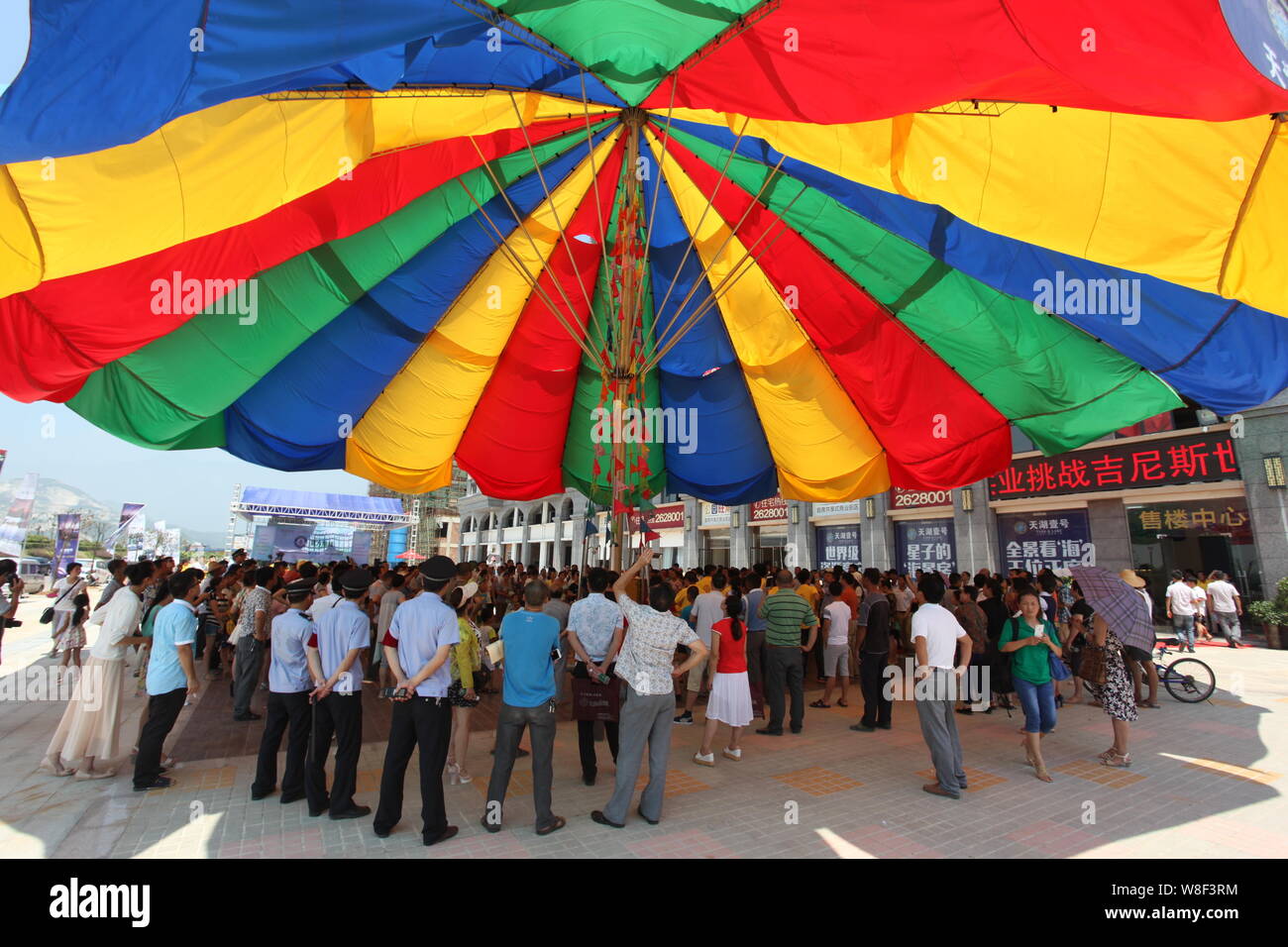 Les gens se tenir sous le parapluie le plus important au monde après qu'il a été certifié par le Guinness World Records en Xingzi, comté de Jiujiang, ville de la Chine est Jia Banque D'Images
