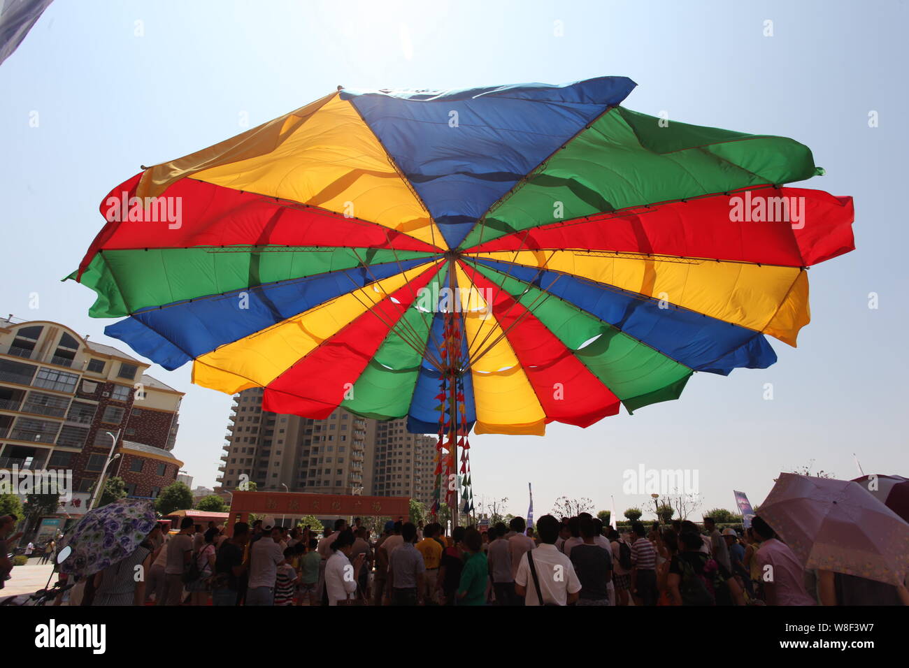 Les gens se tenir sous le parapluie le plus important au monde après qu'il a été certifié par le Guinness World Records en Xingzi, comté de Jiujiang, ville de la Chine est Jia Banque D'Images
