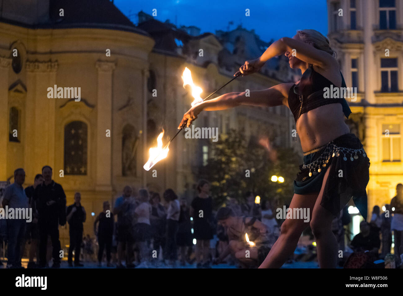 Prague, République tchèque - Le 22 juillet 2019 : Deux danseurs de feu sur la rue de la place de la vieille ville de Prague. Spectacle de feu. Le mouvement de la flamme fascinante. Banque D'Images