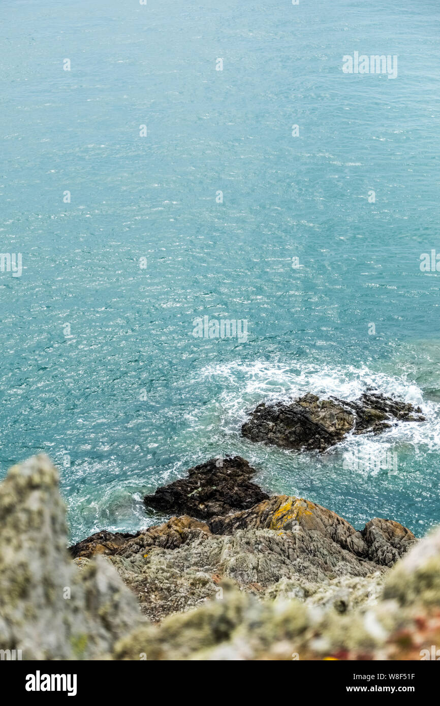 La mer de rochers sur la côte galloise cliffs Banque D'Images