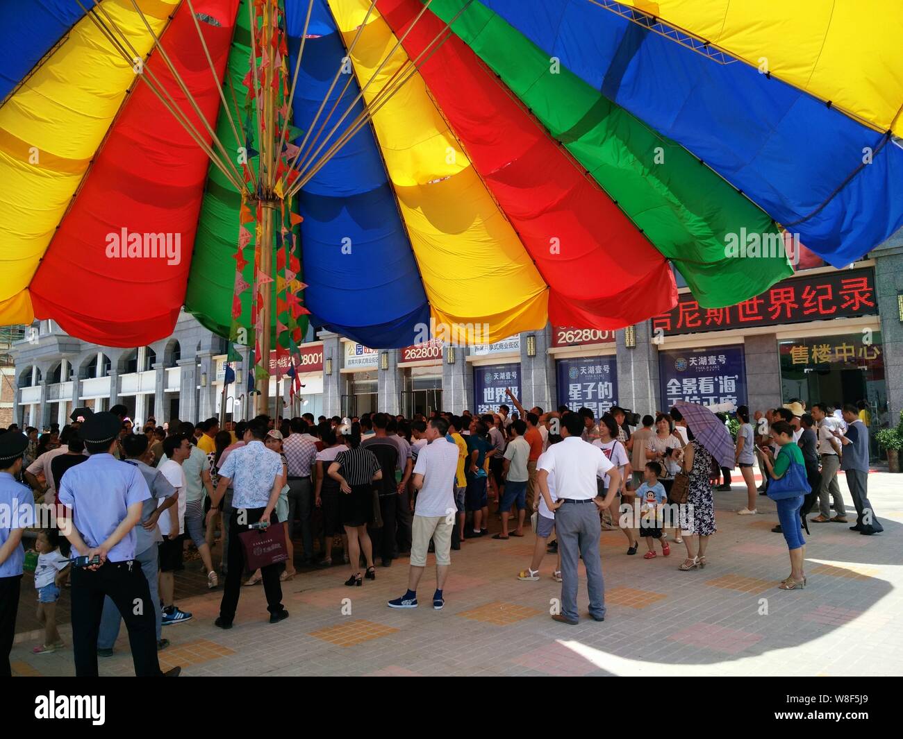 Les gens se tenir sous le parapluie le plus important au monde après qu'il a été certifié par le Guinness World Records en Xingzi, comté de Jiujiang, ville de la Chine est Jia Banque D'Images