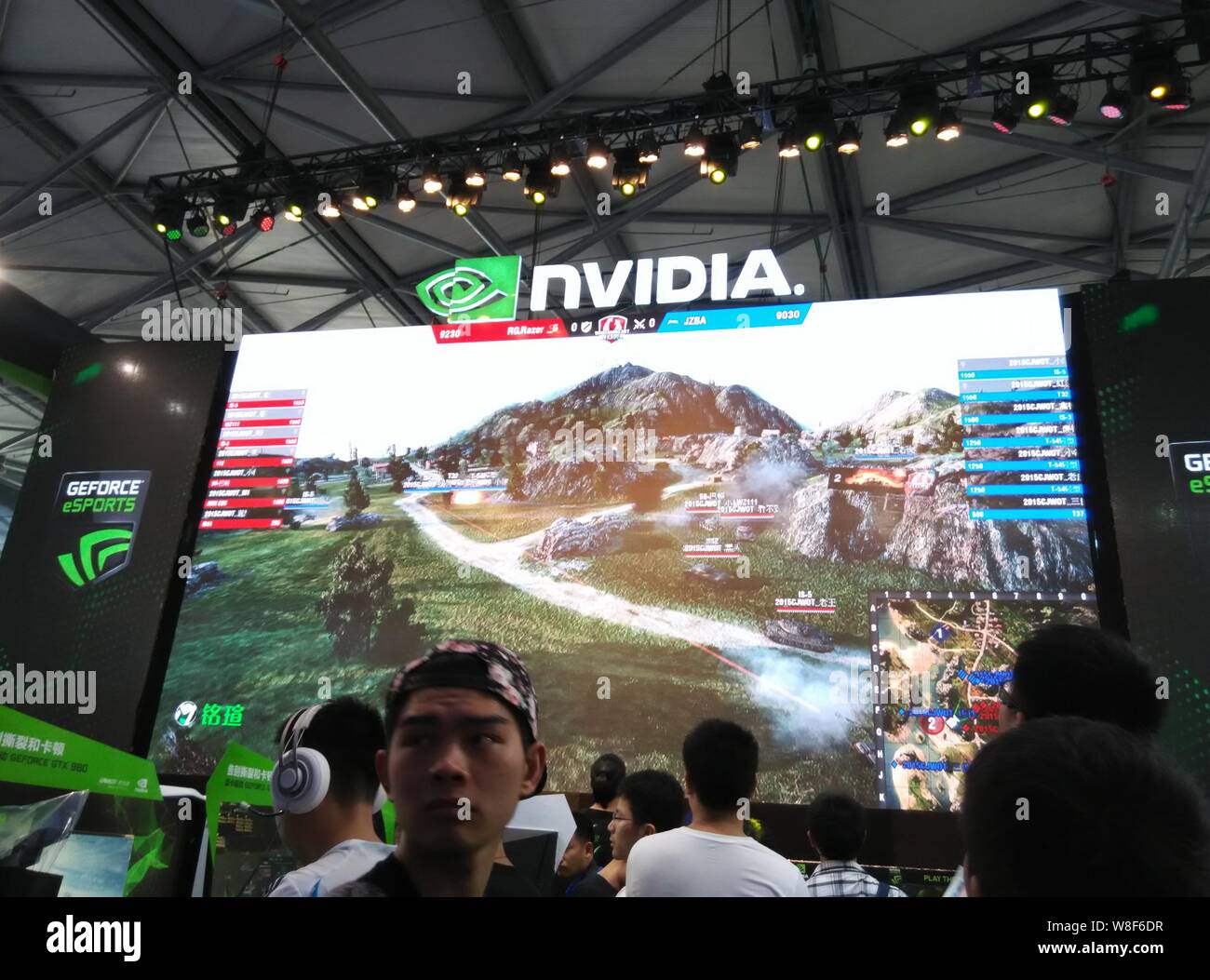 Personnes visitent le stand de Nvidia lors de la 13e China Digital Entertainment Expo, également connu sous le nom de ChinaJoy 2015, à Shanghai, Chine, le 31 juillet 2015. R Banque D'Images