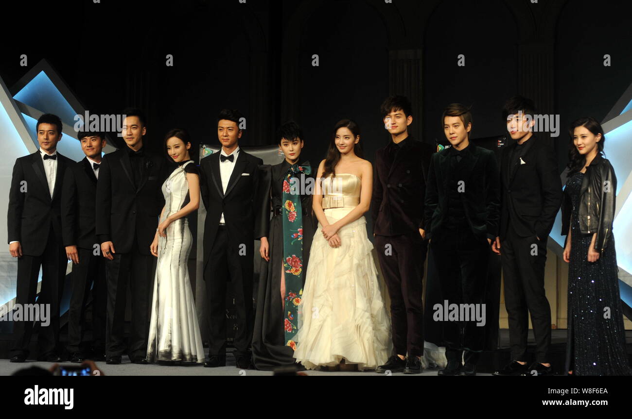 L'actrice sud-coréen Han Chae-young, cinquième raison, l'actrice chinoise Zhang Xinyu, centre, comédiens chinois Ma Ke, quatrième, droit et Xu Haiqiao, troisième à droite Banque D'Images