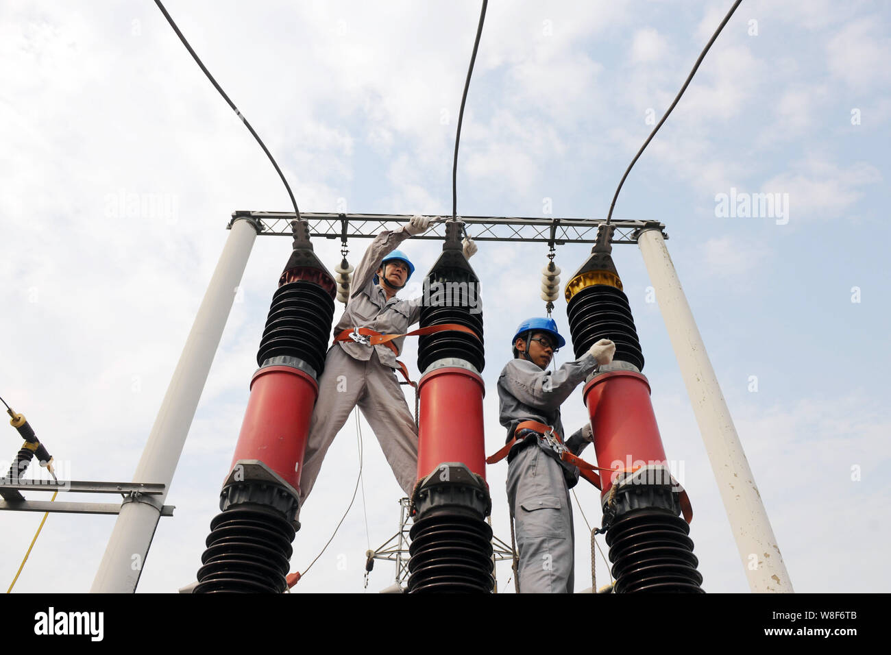 --FILE--électriciens chinois installer les appareils électriques à un poste de transformation, comté de Dingyuan Chuzhou ville, est de la Chine, la province de l'Anhui, le 23 juil Banque D'Images