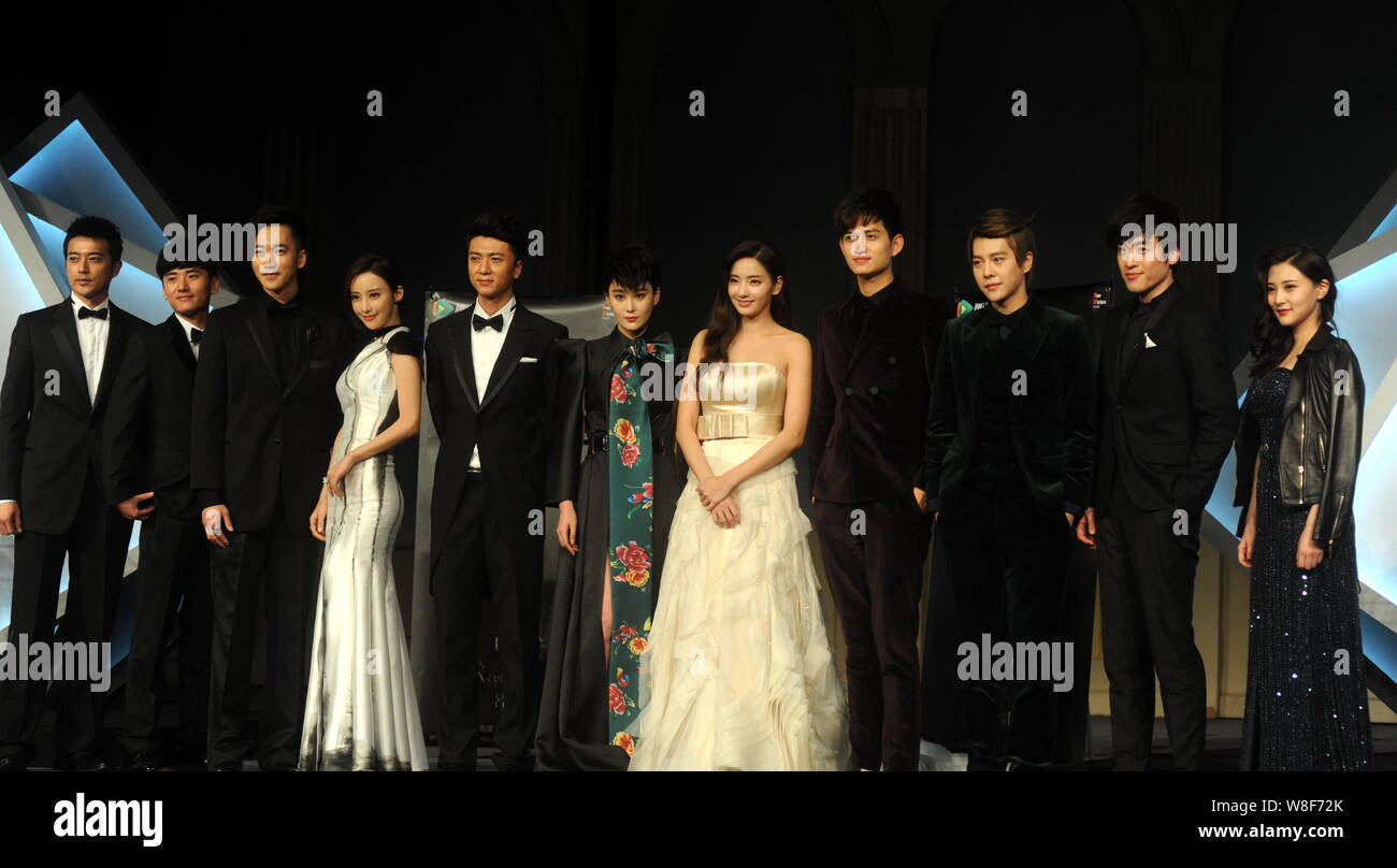 L'actrice sud-coréen Han Chae-young, cinquième raison, l'actrice chinoise Zhang Xinyu, centre, comédiens chinois Ma Ke, quatrième, droit et Xu Haiqiao, troisième à droite Banque D'Images