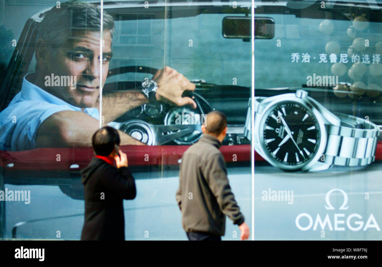 FILE pietons passent devant une publicite pour Richemont Richemont SA s Omega montres portant le portrait de l acteur americain George Clooney dans JSC Photo Stock Alamy