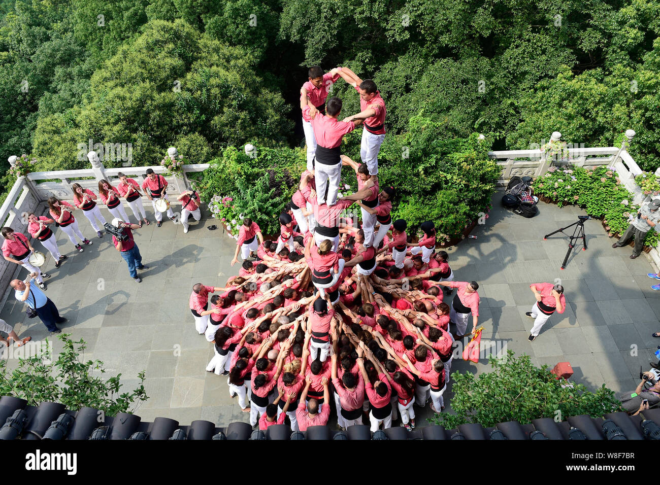 Les membres d'une équipe Espagnol castell construire une tour humaine près du lac de l'Ouest à Hangzhou, ville de l'est de la Chine dans la province du Zhejiang, le 2 juillet 2015. Membres fr Banque D'Images