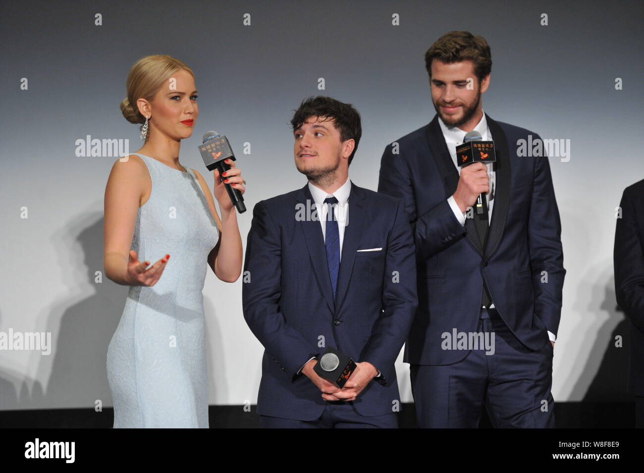 (De gauche) actrice américaine Jennifer Lawrence, l'acteur Josh Hutcherson et l'acteur australien Liam Hemsworth assister à une première mondiale de leur film 'La Faim Banque D'Images