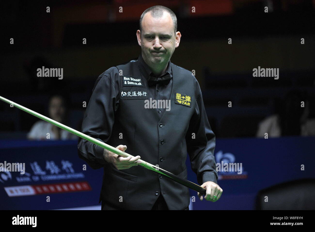 Mark Williams de galles réagit comme il le considère un tir contre Tom Ford de l'Angleterre au cours de leur premier match de la World Snooker 2015 Mas de Shanghai Banque D'Images