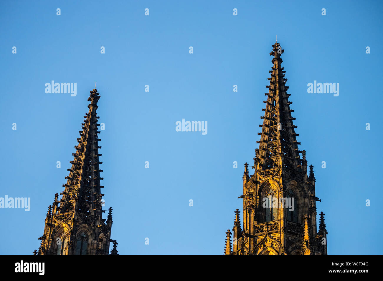 Deux tours de la cathédrale Saint-Guy à Prague Banque D'Images