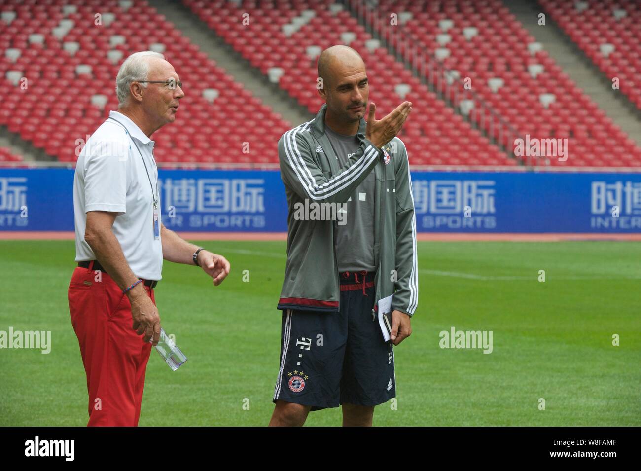 Pep Guardiola l'entraîneur-chef des FC Bayern Munich, droite, et football manager Allemand Franz Beckenbauer, gauche, assister à une session de formation pour l'Audi Footb Banque D'Images