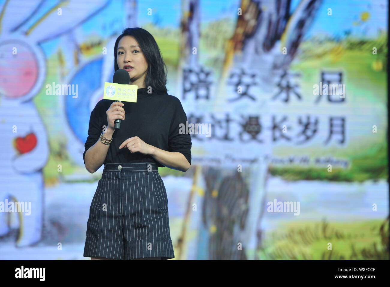 Producteur de films chinois Zhou Xun assiste à une conférence de presse pour le nouveau film "Un voyage à travers le temps avec Anthony' produit par elle à Beijing, Chine, Banque D'Images