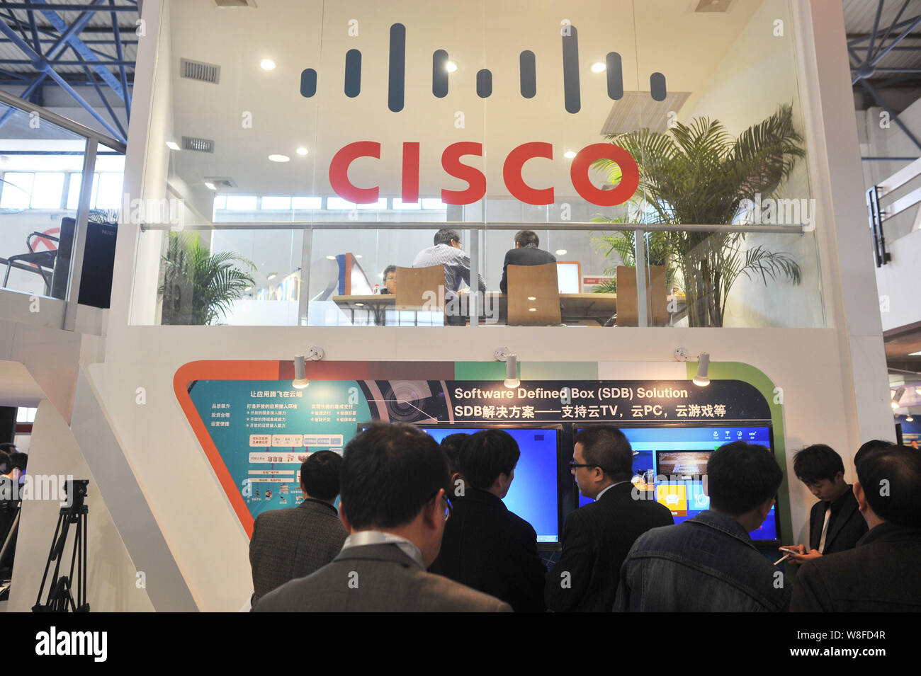 --FILE--personnes visitent le stand de Cisco Systems au cours de la 22e exposition du réseau de diffusion de contenu de la Chine, connu sous le nom de CCBN 2014, à Beijing, Chine, Banque D'Images