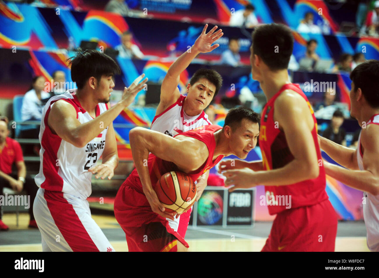 Yi Jianlian de Chine, centre, les joueurs de Singapour dans leur match du groupe C au cours de la FIBA 2015 champions d'Asie pour les hommes dans la ville de Changsha, cen Banque D'Images Yi Jianlian de Chine, centre, les joueurs de Singapour dans leur match du groupe C au cours de la FIBA 2015 champions d'Asie pour les hommes dans la ville de Changsha, cen Banque D'Images