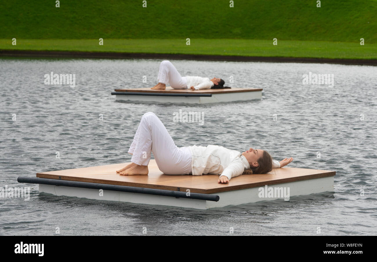 Edinburgh, Ecosse, Royaume-Uni. 9 août 2019. Trisha Brown : En langage simple reconceives Site certains des plus frappantes du chorégraphe nous danse court en relation dynamique avec le paysage enchanteur de Jupiter Artland - sur des radeaux flottants dans des lacs Charles Jencks, dans la richesse des régions boisées et des reliefs sculptés.Crédit ; Iain Masterton/Alamy Live News Banque D'Images