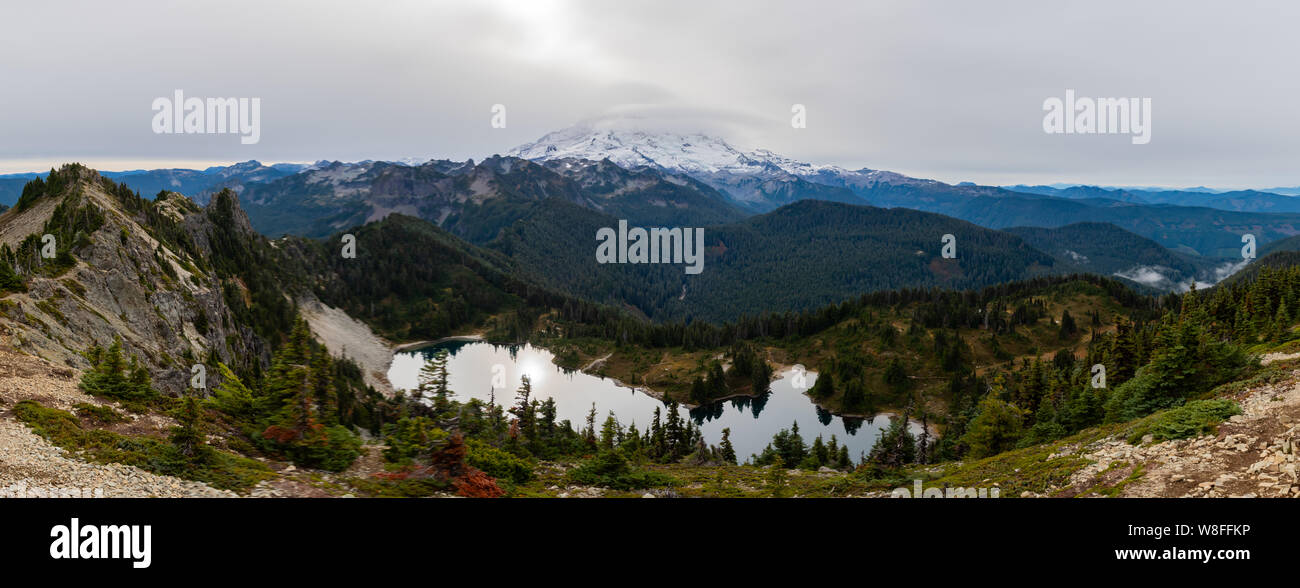 Mt. Rainier se profile au-dessus du lac Eunice à Washington Banque D'Images