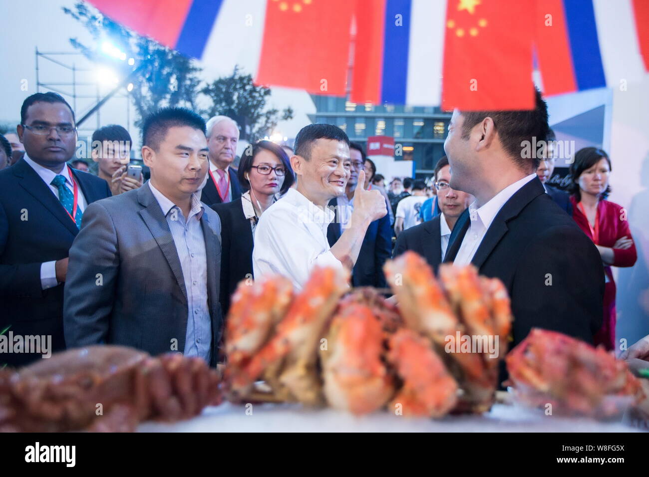 Jack Ma Yun, centre, Président du Groupe d''Alibaba, donne un pouce au cours de la cérémonie de signature d'un accord de coopération stratégique entre l'miao.tmall.com Banque D'Images