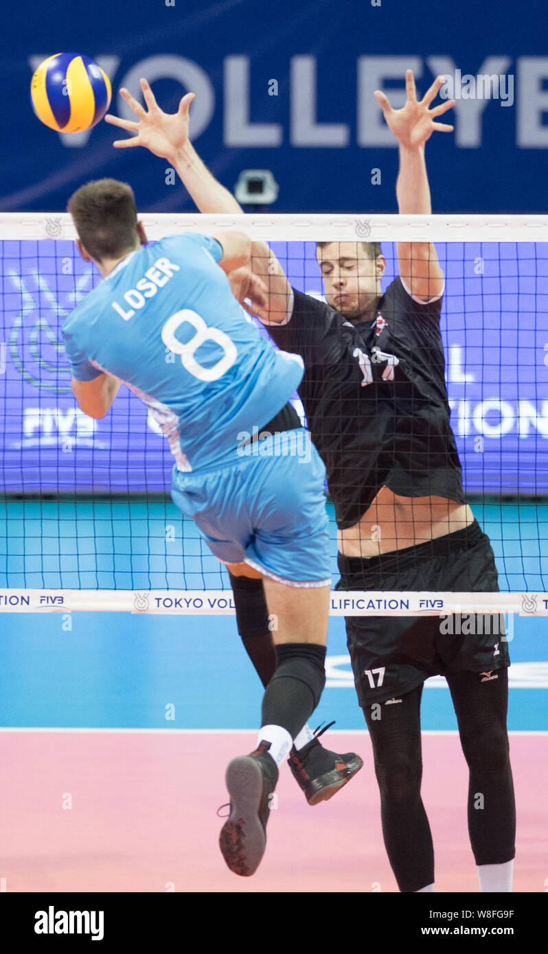 Ningbo, province de Zhejiang en Chine. 9 Août, 2019. Agustin perdant (L) de l'Argentine fait concurrence au cours de la piscine pour les hommes F match entre l'Argentine et le Canada à la FIVB Volleyball 2019 Tokyo Qualification à Ningbo, province de Zhejiang en Chine de l'Est, 9 août, 2019. Credit : Weng Xinyang/Xinhua/Alamy Live News Banque D'Images