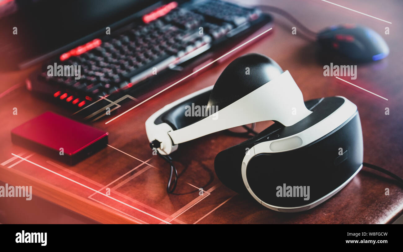 Casque VR sur le bureau. Concept numérique. Banque D'Images