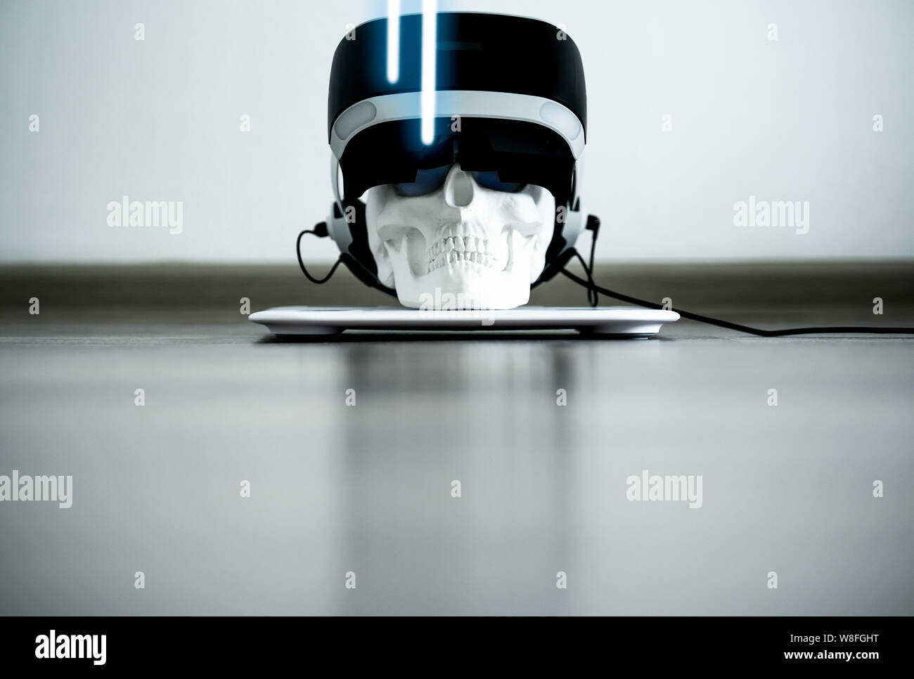Crâne blanc sur le stand en casque VR. Concept numérique Banque D'Images