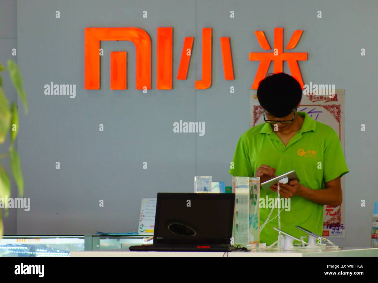 Un Chinois est employé dans un magasin à Xiaomi Yichang city, province de Hubei, Chine centrale 26 avril 2015. Smartphone chinois à croissance rapide bouilloire X Banque D'Images