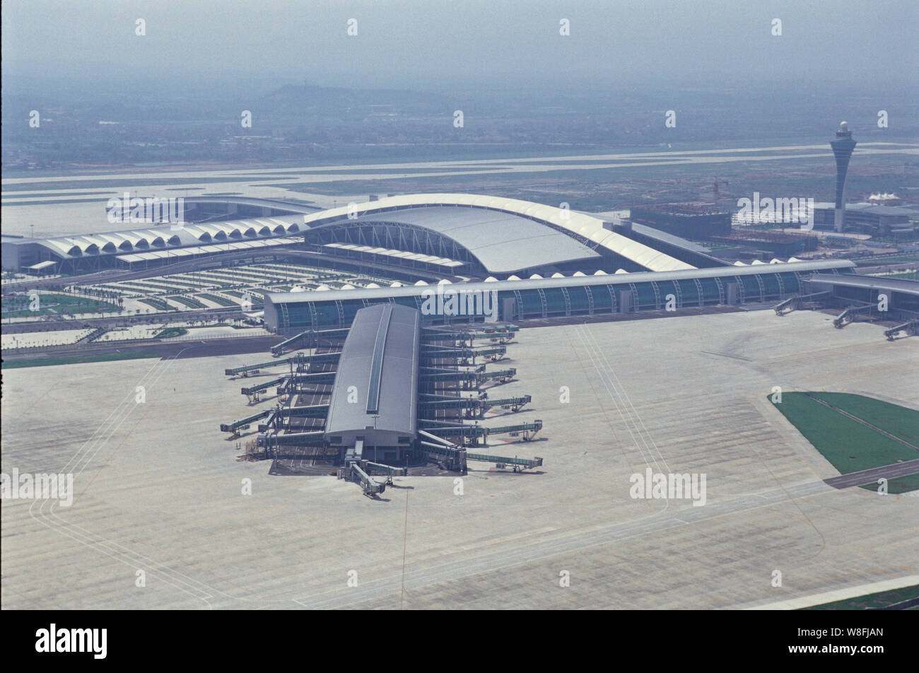 --FILE--vue générale de l'Aéroport International de Guangzhou Baiyun dans la ville de Guangzhou, province du Guangdong en Chine du Sud, août 2004. Guangzhou Baiyu Banque D'Images