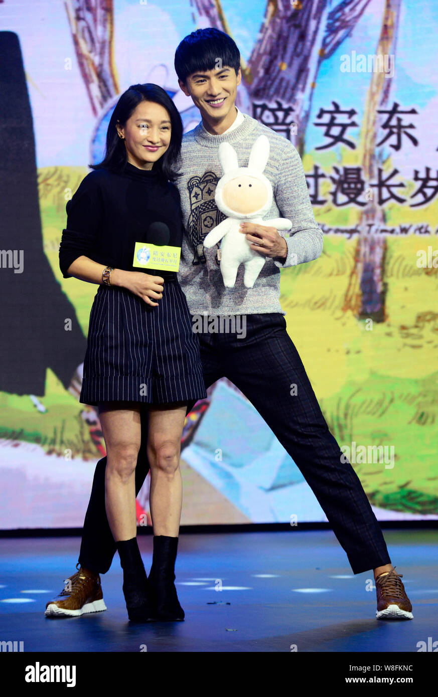 Producteur de films chinois Zhou Xun, à gauche, et l'acteur chinois Liu Chang sourire lors d'une conférence de presse pour son nouveau film "Un voyage dans le temps avec un Banque D'Images