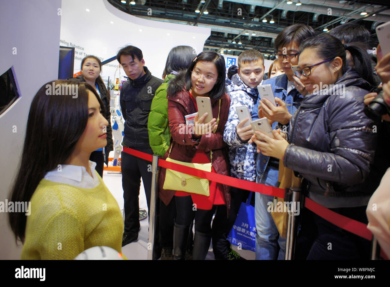 Les visiteurs de prendre des photos de la 'robot robot humanoïde Geminoid F (femelle)', produit par le célèbre designer robot Hiroshi Ishiguro de l'Université d'Osaka, duri Banque D'Images