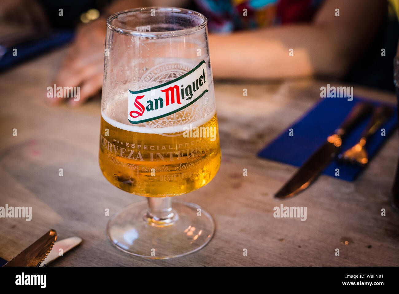 Bière San Miguel à moitié plein dans un restaurant dans le Kent. UK Banque D'Images