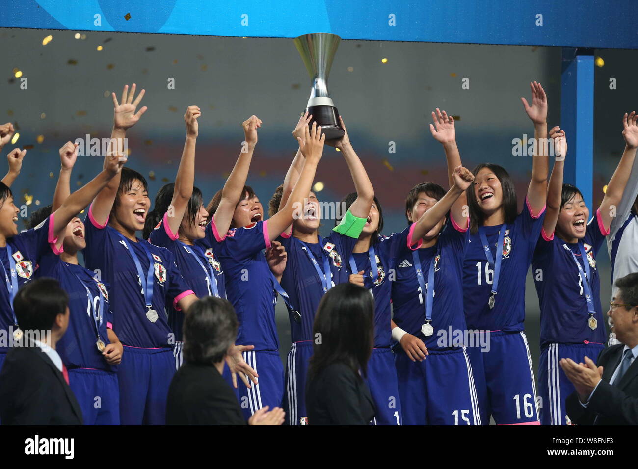 Les joueurs japonais célèbrent avec le trophée de champion après avoir battu la Corée du Nord dans le match final du CAF U-19 Women's Championship en 2015 Nanjin Banque D'Images