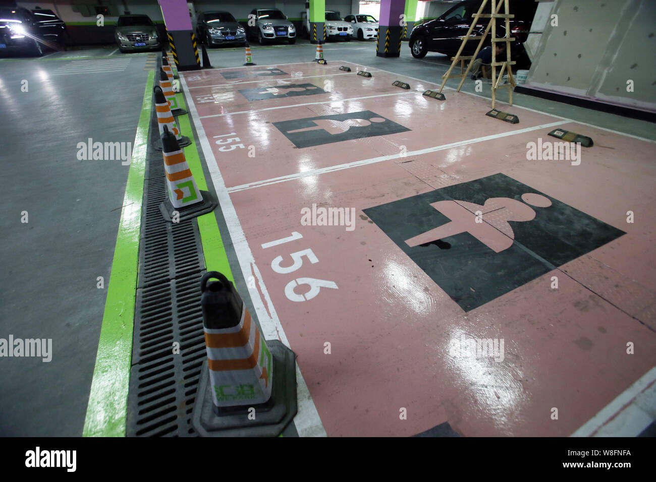 --FILE--Vue sur quatre de couleur rose de très grands parkings pour les femmes à un parking souterrain dans un centre de Wanda à Shanghai, Chine, 12 mai 2015 Banque D'Images