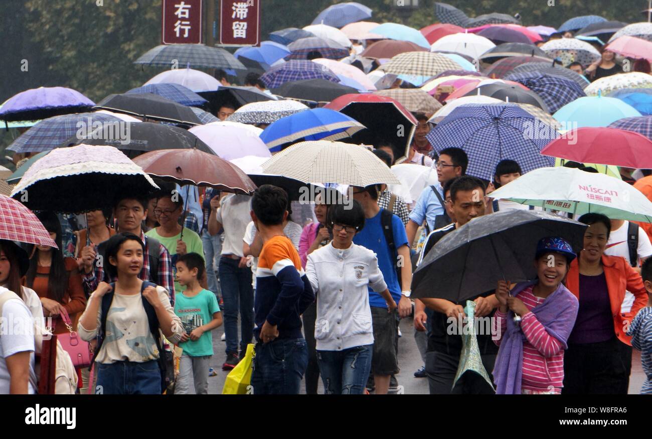 Les touristes des parasols à pied par le pont cassé sur le lac de l'Ouest dans la pluie dans la ville de Hangzhou, Zhejiang Province de Chine orientale, 4 octobre 2 Banque D'Images