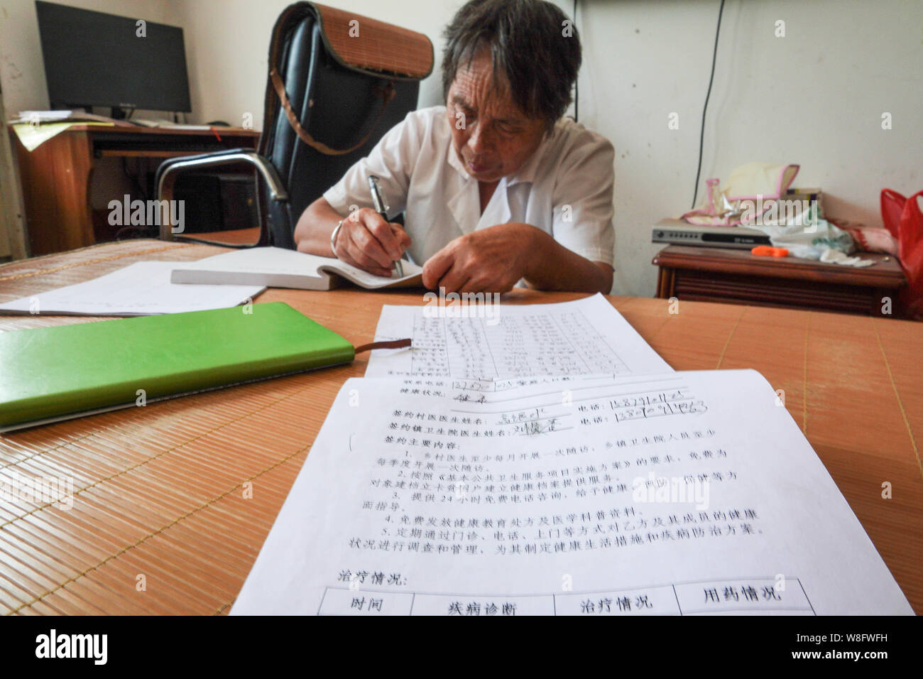 (190809) -- NANCHANG, 9 août 2019 (Xinhua) -- Gao Yinshui reviews prend des notes sur l'enregistrement des patients dans la région de Lixin Village de Meiling dans la ville de Nanchang District Wanli, Ville de la Province de Chine orientale, le 8 août 2019. Presque tous les jours au cours des quatre dernières décennies, 69 ans, médecin de village Yinshui Gao promenades pour miles sur les routes de montagne pour voir ses patients dans 9 villages différents. À la fin de 1970, la mère de Gao avait une urgence et a eu la chance d'être sauvé par un médecin rural local. À cause de cela, Gao Yinshui a renoncé à l'occasion d'être un enseignant et a choisi de devenir un médecin rural. Cependant, elle a Banque D'Images