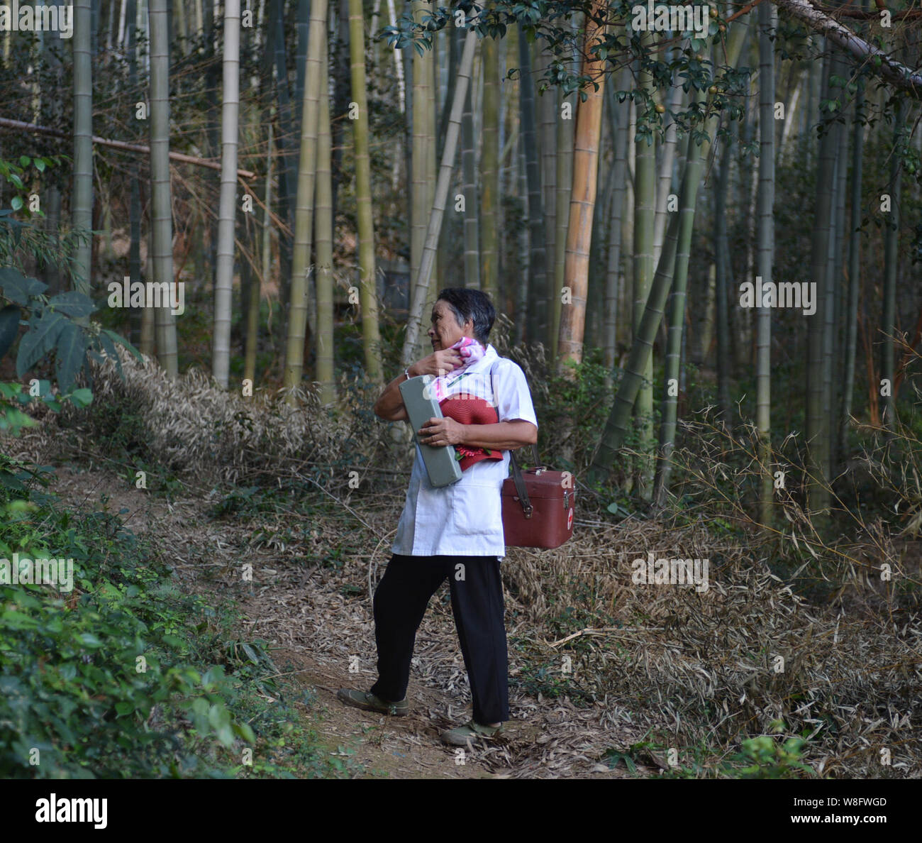 (190809) -- NANCHANG, 9 août 2019 (Xinhua) -- Gao Yinshui est vu sur son chemin à une visite à domicile dans la région de Lixin Village de Meiling dans la ville de Nanchang District Wanli, Ville de la Province de Chine orientale, le 8 août 2019. Presque tous les jours au cours des quatre dernières décennies, 69 ans, médecin de village Yinshui Gao promenades pour miles sur les routes de montagne pour voir ses patients dans 9 villages différents. À la fin de 1970, la mère de Gao avait une urgence et a eu la chance d'être sauvé par un médecin rural local. À cause de cela, Gao Yinshui a renoncé à l'occasion d'être un enseignant et a choisi de devenir un médecin rural. Cependant, elle n'a pas de moi Banque D'Images