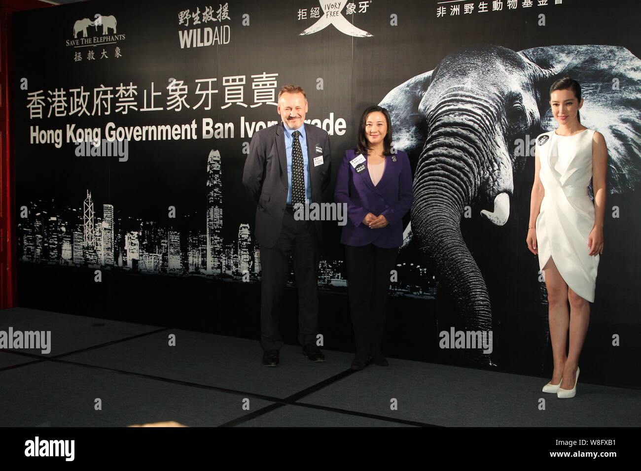 L'actrice chinoise Li Bingbing, droite, pose au cours d'une conférence de presse pour appeler à mettre un terme au commerce illégal de l'ivoire et l'abattage des éléphants en Banque D'Images