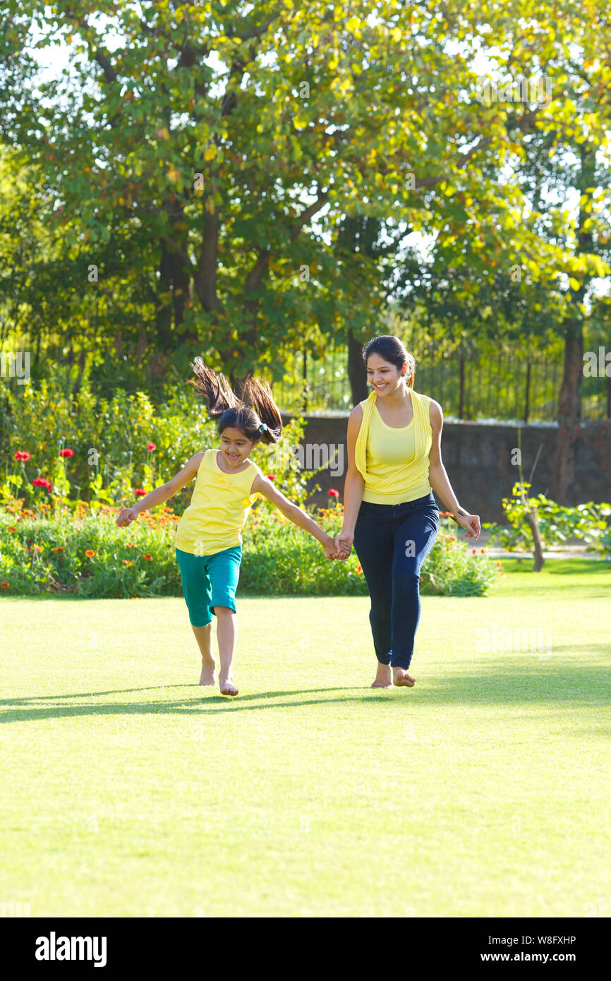 Mère et fille running in park Banque D'Images