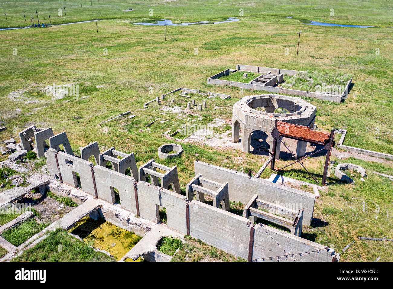 Ruines de béton d'une des cinq stations de pompage et des usines de potasse de fabrication au cours de la Première Guerre mondiale près d'Antioche, Nebraska, vue aérienne Banque D'Images