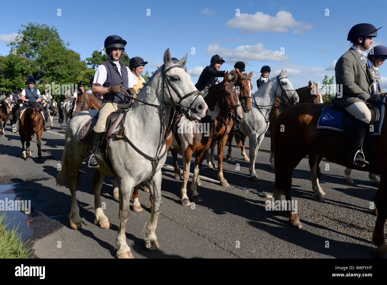 Coldstream, Scottish Borders, Scotland, UK, 8 août 2019. Le Coldstreamer mène la Cavalcade dans Coldstream de Flodden après l'Assemblée rideout (sur le site de la bataille de 1513 dans laquelle James IV a été battu par l'anglais), au cours de la semaine civile Coldstream. La frontière politique circonscriptions qui commence par Berwick et continuer tout au long de l'été avec d'autres villes frontières holding leur (Peebles, Selkirk, Jedburgh, Kelso, Duns et Lauder) avec Coldstream étant le dernier. Banque D'Images