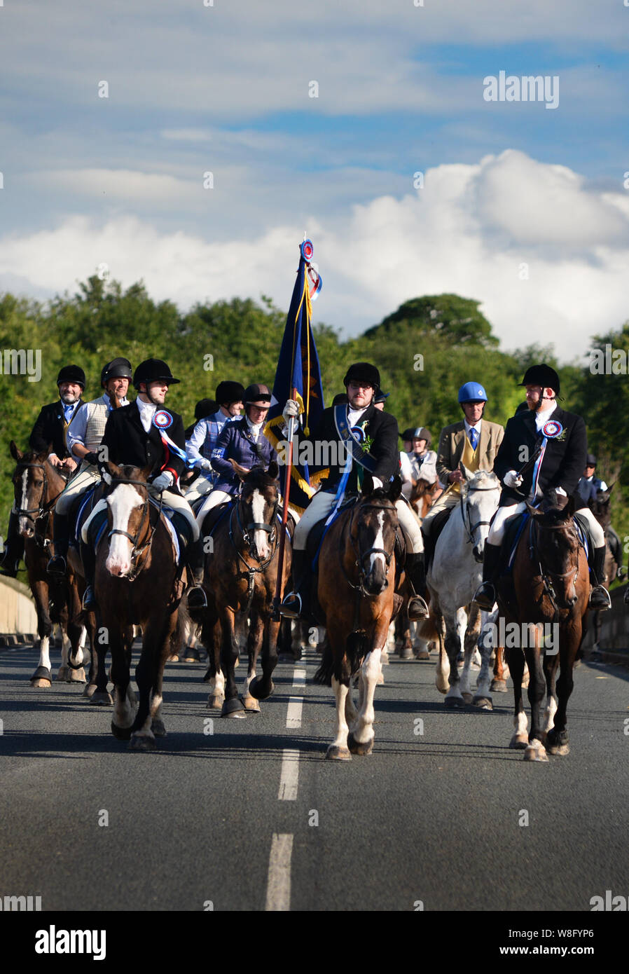 Coldstream, Scottish Borders, Scotland, UK, 8 août 2019. Le 2019 Coldstreamer Jono Wallis mène la cavalcade à travers la frontière écossaise sur Coldstream Bridge de Flodden après l'Assemblée rideout (sur le site de la bataille de 1513 dans laquelle James IV a été battu par l'anglais), au cours de la semaine civile Coldstream. La frontière politique circonscriptions qui commence par Berwick et continuer tout au long de l'été avec d'autres villes frontières holding leur (Peebles, Selkirk, Jedburgh, Kelso, Duns et Lauder) avec Coldstream étant le dernier. Banque D'Images