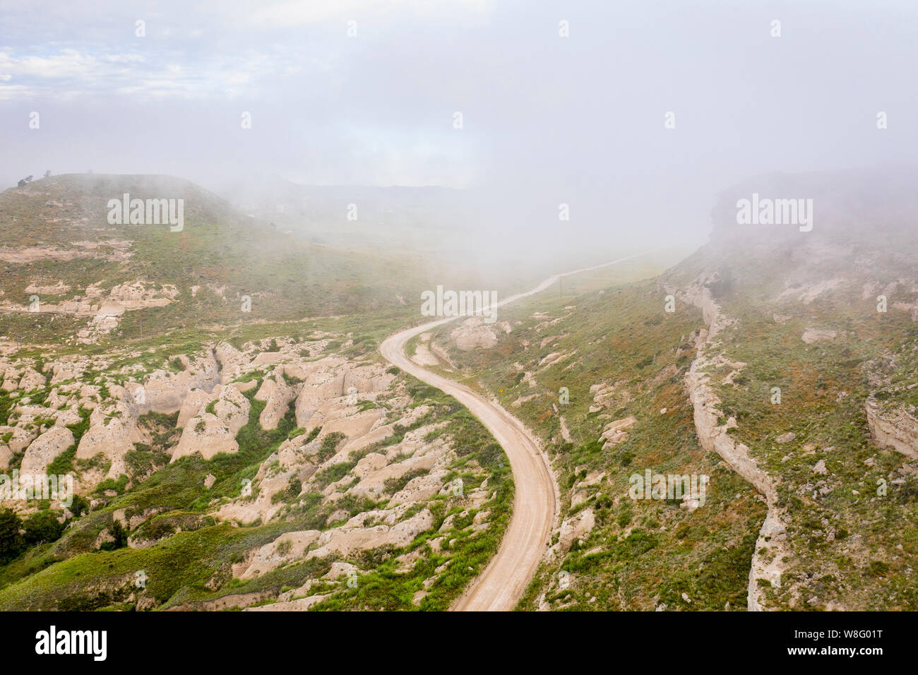 Matin brumeux sur une route venteuse et affleurement rocheux à l'ouest du Nebraska - vue aérienne Banque D'Images