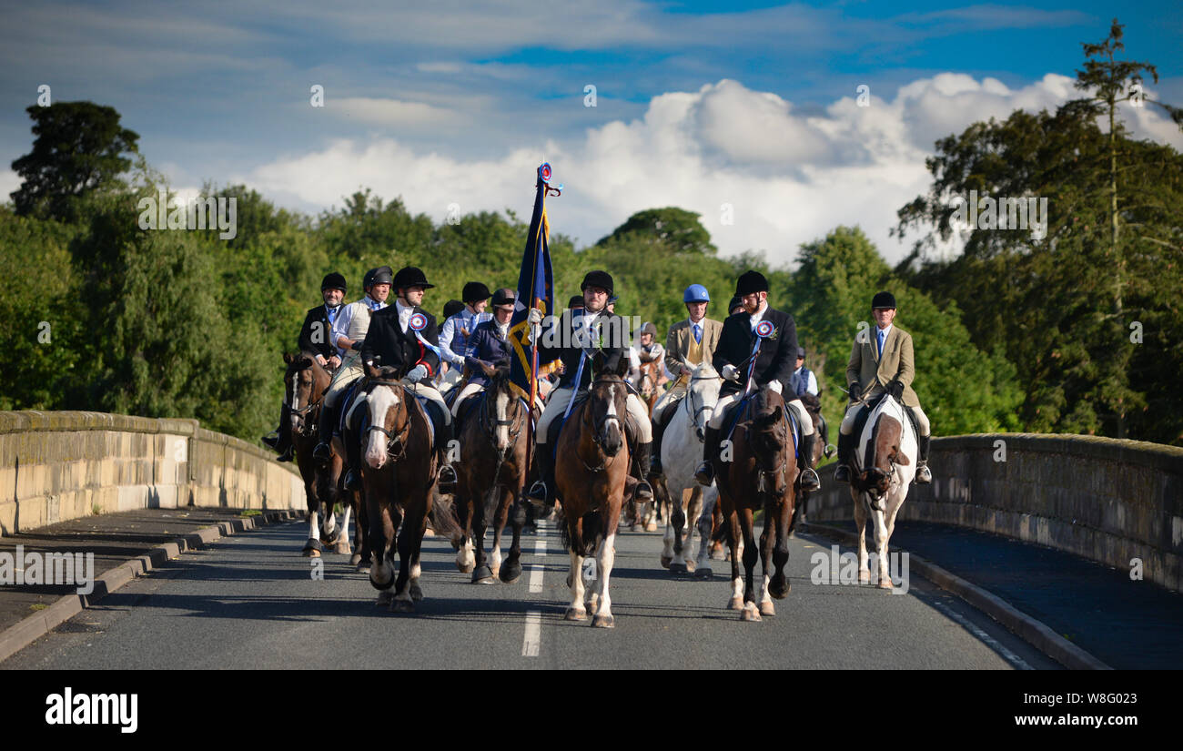 Coldstream, Scottish Borders, Scotland, UK, 8 août 2019. Le 2019 Coldstreamer Jono Wallis mène la cavalcade à travers la frontière écossaise sur Coldstream Bridge de Flodden après l'Assemblée rideout (sur le site de la bataille de 1513 dans laquelle James IV a été battu par l'anglais), au cours de la semaine civile Coldstream. La frontière politique circonscriptions qui commence par Berwick et continuer tout au long de l'été avec d'autres villes frontières holding leur (Peebles, Selkirk, Jedburgh, Kelso, Duns et Lauder) avec Coldstream étant le dernier. Banque D'Images