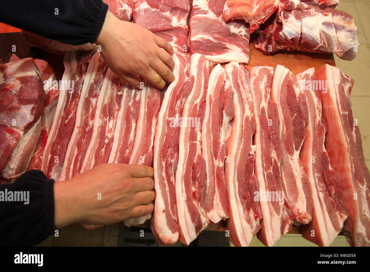 --FILE--Un vendeur vend chinois au porc un marché libre à Shanghai, Chine, le 5 avril 2012. Près d'un demi-milliard de dollars de viande congelée de contrebande ¨ Banque D'Images