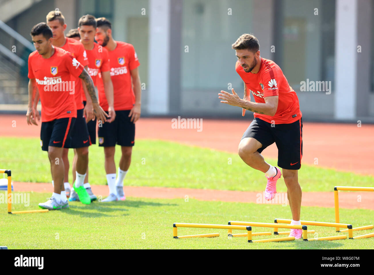 Guilherme Siqueira, droite, et d'autres joueurs de l'Atlético de Madrid, prenez part à une séance de formation pour un match de football amical contre Shanghai EPOP F Banque D'Images