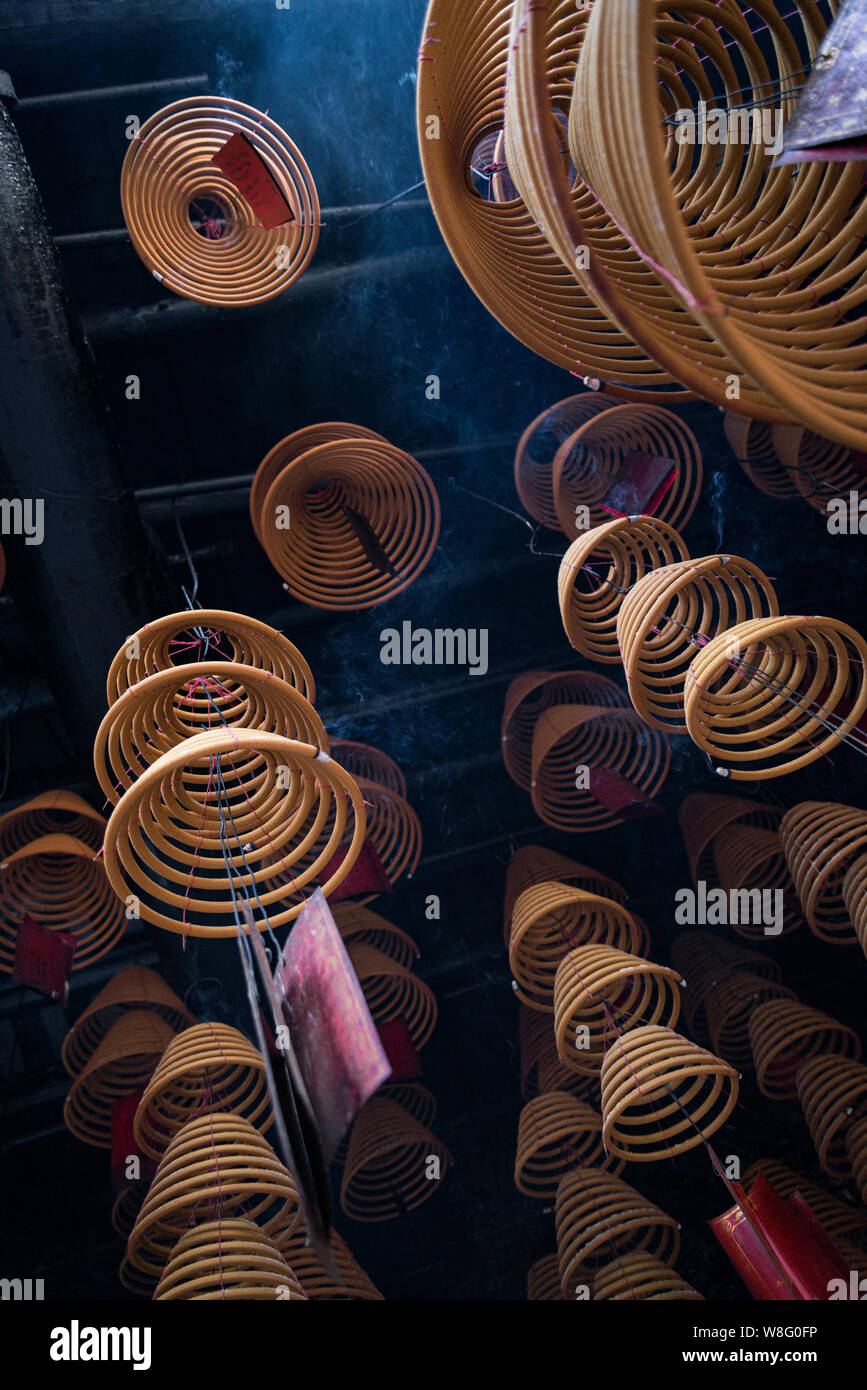 L'encens traditionnel chinois à l'intérieur des bobines a-ma temple bouddhiste en Chine Macao Banque D'Images