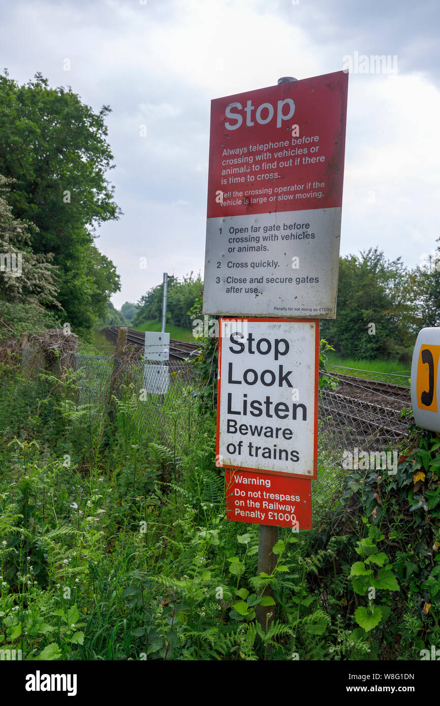 Former des panneaux d'avertissement à un pays sans passage à niveau ligne de chemin de fer dans les régions rurales de Nursling, Redbridge, Test Valley, Southampton, Hampshire Banque D'Images