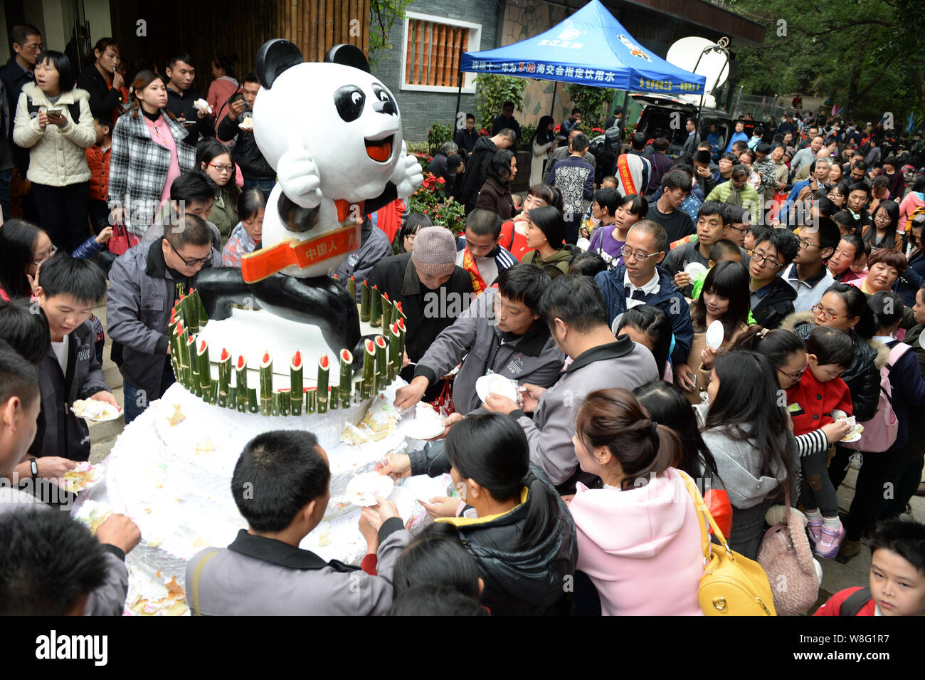 Les gens partagent gâteaux pendant une fête pour célébrer le panda géant femelle Basi's 35ème anniversaire au Shanghai Grand Panda Research Center à Fuzhou City, south Banque D'Images