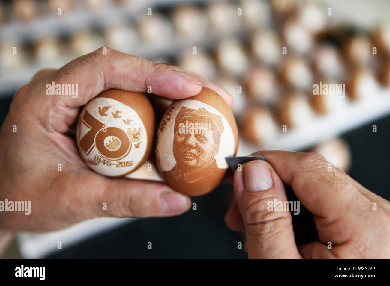 Fermier chinois Li Aimin sculpte un portrait de Mao Zedong sur une coquille pour commémorer le 70e anniversaire de la victoire dans la guerre de résistance Banque D'Images